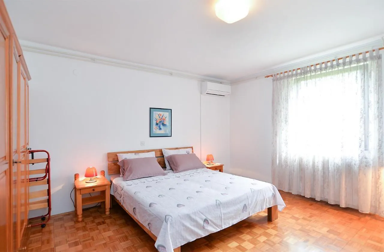 Apartment Anton 2083 Premantura