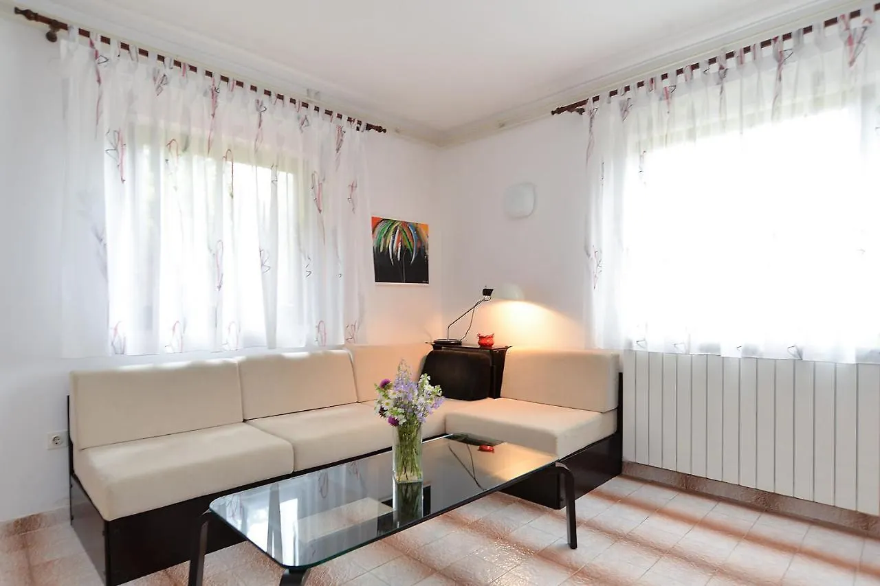 Apartment Anton 2083 Premantura Croatia